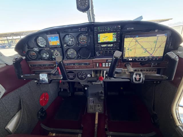 The instrument panel of Pilot Training Las Vegas Cherokee 180 N7713N: dual Garmin G5 displays, a Garmin GTN 650Xi navigator and an iPad running ForeFlight